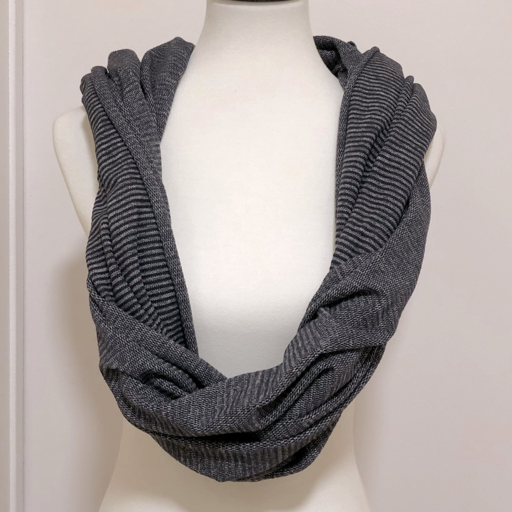 🔷🩸Lululemon Vinyasa Scarf, Dark Gray/Gray Stripe